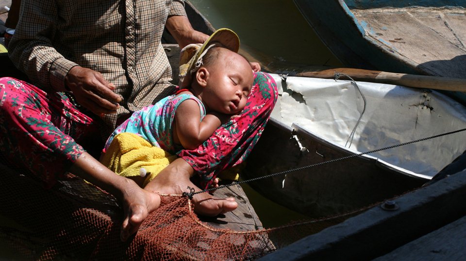 Đứa bé này, thiêm thiếp trên con thuyền rách nát, ngủ ngon lành, trong khi mẹ cháu và các anh chị cháu vẫn gào thét về phía khách du lịch “cháu đói quá, cho xin mười nghìn Ria mua mỳ tôm đi” (ria là tiền Campuchia). 